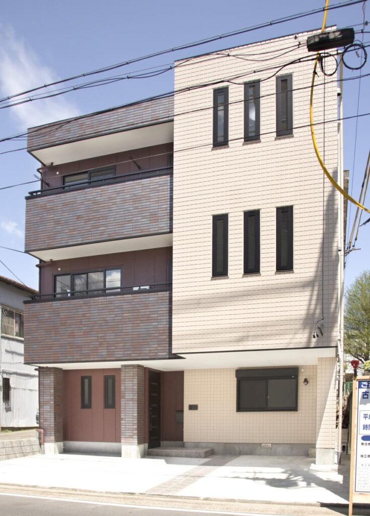 ALC デザインパネルとタイルとの融合が映える重量鉄骨3 階建住宅